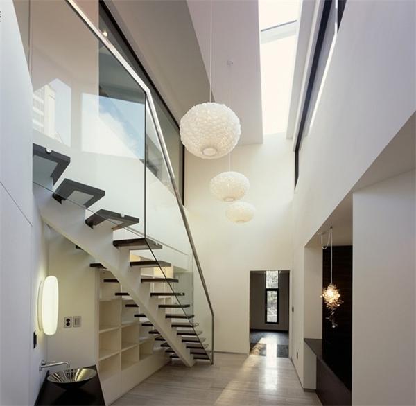 現代簡約別墅樓梯水晶吊燈設計
